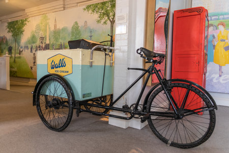09/14/2019 Portsmouth, Hampshire, UK an old ice cream sellers tricycleのeditorial素材