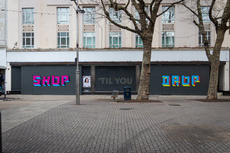 09/14/2019 Portsmouth, Hampshire, UK a sign on a closed down shop reading shop till you dropのeditorial素材