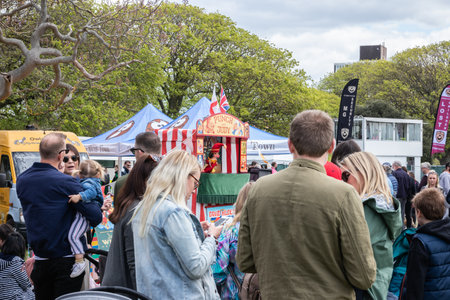 09/14/2019 Portsmouth, Hampshire, UK fmailies gathered around a punch and judy show, a traditional puppet showのeditorial素材