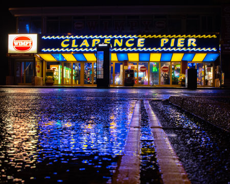 09/14/2019 Portsmouth, Hampshire, UK Clarence pier in Southsea, Portsmouth lit up at nightのeditorial素材