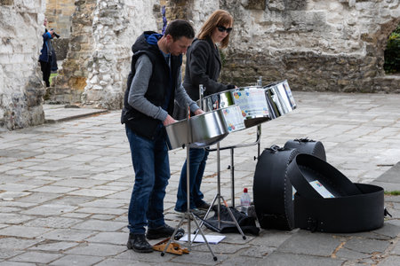 09/14/2019 Portsmouth, Hampshire, UK a couple busking with steel drums in the streetのeditorial素材