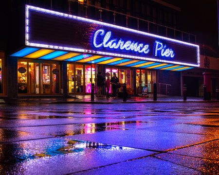 09/14/2019 Portsmouth, Hampshire, UK Clarence pier in Southsea, Portsmouth lit up at nightのeditorial素材