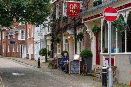 11/06/2019 Winchester, Hampshire, UK An old english pub in a historic city a typical english streetのeditorial素材