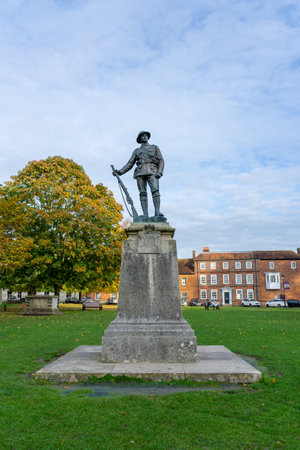 11/06/2019 Winchester, Hampshire, UK A world war one soldier statiue in the grounds of winchester Cathedralのeditorial素材