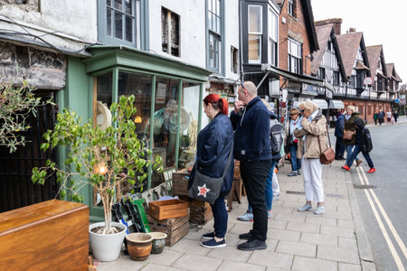08/10/2019 Arundel, West Sussex, UK a middle aged couple looking in the window of an antique shopのeditorial素材