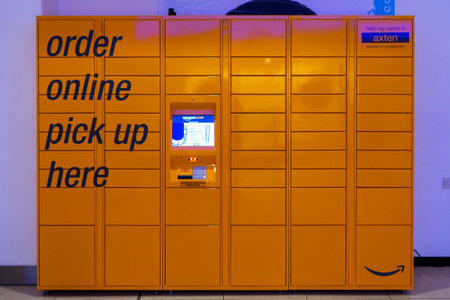 11/05/2019 Portsmouth, Hampshire, UK the exterior of an amazon lockerのeditorial素材