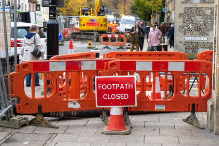 11/06/2019 Winchester, Hampshire, UK A footpath closed sign and barrier on a pavementのeditorial素材