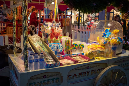 12/15/2019 Portsmouth, Hampshire, UK A traditional sweets and snack cart at a fare at Christmasのeditorial素材