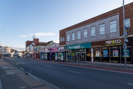 08/02/2020 Portsmouth, Hampshire, UK An Empty london Road shops in North End Portsmouth, a typical English high streetのeditorial素材