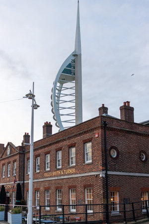 03/16/2020 Portsmouth, Hampshire, UK The old custom house pub in Gunwharf Quays portsmouth with the spinnaker tower in the backgroundのeditorial素材