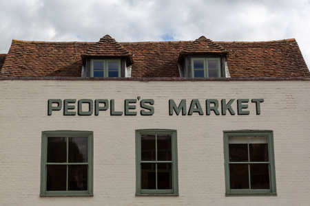 08/30/2020 Hambledon, Hampshire, UK An old shop with a sign reading peoples market, Hambledon Hampshireのeditorial素材