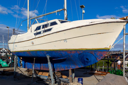 08/30/2020 Port solent, Portsmouth, Hampshire, UK A sailing boat or yacht on silts undergoing repairs to its hullのeditorial素材