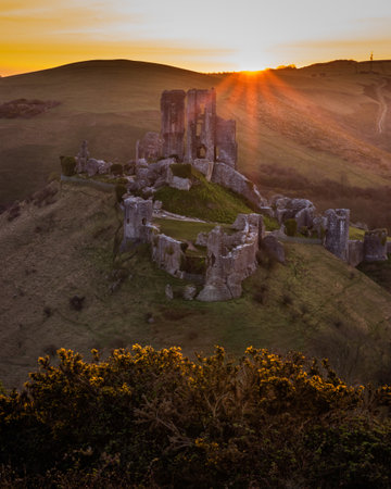 a bright sunset over corfe castle in dorsetの写真素材