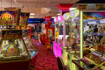 09/08/2020 Portsmouth, Hampshire, UK The inside of an amusement arcade with grabber machines, two pence machines and slot machinesのeditorial素材