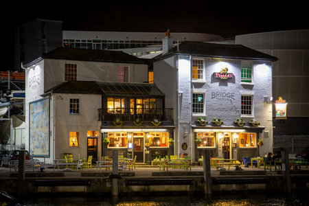 The Bridge tavern Pub in Old Portsmouth lit up at nightのeditorial素材