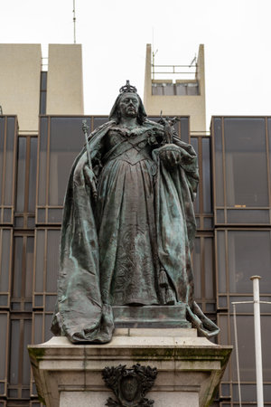 The statue of Queen Victoria in the guildhall square in Portsmouth city centreのeditorial素材