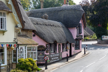 09/15/2020 Shanklin, Isle of Wight, UK The old thatched tea shop in Shanklin high street on the Isle of wight, a former thatched pubのeditorial素材