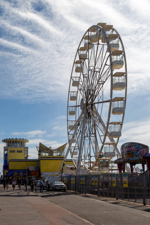 09/08/2020 Portsmouth, Hampshire, UK The Ferris wheel and amusement arcades at Clarence Pier in Southsea, Portsmouth in summerのeditorial素材