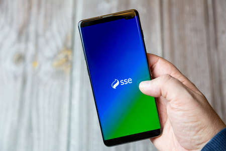 02-10-2021 Portsmouth, hampshire, UK A mobile phone or cell phone being held by a hand with the SSE app open on screenのeditorial素材
