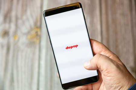 02-10-2021 Portsmouth, hampshire, UK A mobile phone or cell phone being held by a hand with the depop app open on screenのeditorial素材