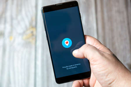 02-15-2021 Portsmouth, Hampshire, UK A mobile phone or cell phone being held in a hand with the Periscope app open on screenのeditorial素材