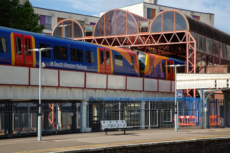08-04-2021 Portsmouth, Hampshire, UK A South Western Railway train pulling into the platform at Portsmouth and southsea stationのeditorial素材