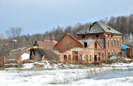 Kazan, Tatarstan, Russia - March 30, 2017. Ancient ruins of an apartment house and outbuildings. Street Podluzhnaya.のeditorial素材