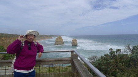 Woman posing at the twelve apostlesのeditorial素材