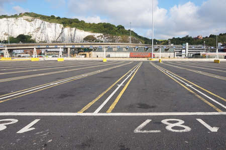 DOVER, KENT, ENGLAND, AUGUST 10 2016: Empty lanes at the embarkation point for the cross channel ferryのeditorial素材