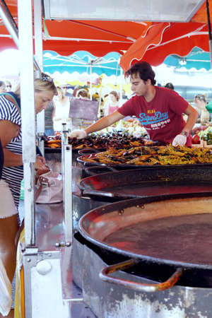 St AYGULF, VAR, PROVENCE, FRANCE, AUGUST 26 2016: A street food vendor selling paella at a Provencal market stall in the South of Franceのeditorial素材