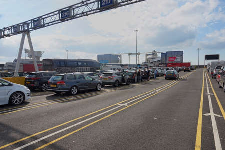 DOVER, KENT, ENGLAND, AUGUST 10 2016: Holidaymakers cars queuing to board the cross channel ferry to Franceのeditorial素材