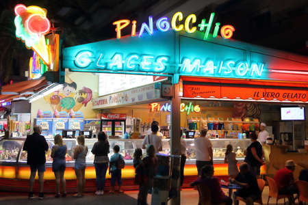 SAINT-RAPHAEL, FRANCE, 26 AUG 2016: Holiday makers wait for home made ice cream at the popular Ice Cream parlour "Pinocchio" in the Provencal port of Saint-Raphaelのeditorial素材