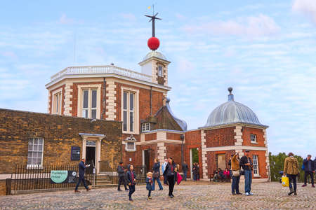 Greenwich, London, UK - October 30 2016: Unidentified visitors at Flamsteed House with the famous red Time Ball at Greenwich Observatoryのeditorial素材