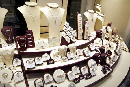 New Alresford, UK - Jan 28 2017: Window display of an independent jewellers store with range of new and antique jewellryのeditorial素材