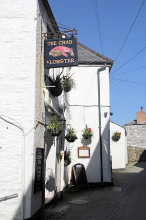 Port Isaac, Cornwall, UK - April 8th 2017: The "Crab and Lobster" public house in a narrow village street in Post Isaacのeditorial素材