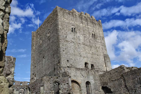 PORTCHESTER, HAMPSHIRE, ENGLAND, 30 MAR 2015: Portchester Castle is a medieval castle built within a former Roman fort at Portchester in Hampshireのeditorial素材