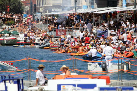 Sete, Herault, France  - Aug 21 2017: Crowds watching and cheering the Traditional French Water Jousting tournament at the 2017 Festival of Saint-Louis in Sete, Herault, Languedoc, Franceのeditorial素材