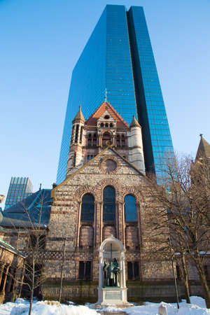 A mix of histonic and new, stone church and gleaming glass skyscape. Copley Square, Boston, MAのeditorial素材