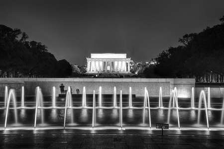 The lincoln memorial is visible behind the fountains of the World War Two memorial in Washinton, DC.のeditorial素材