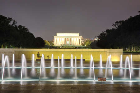 The lincoln memorial is visible behind the fountains of the World War Two memorial in Washinton, DC.のeditorial素材