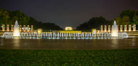 The lincoln memorial is visible behind the fountains of the World War Two memorial in Washinton, DC.のeditorial素材