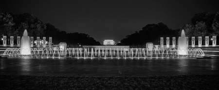 The lincoln memorial is visible behind the fountains of the World War Two memorial in Washinton, DC.のeditorial素材