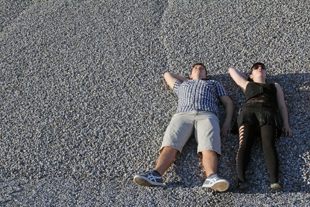 Have you presented your holiday as a couple sunning itself on a pile of gravelの写真素材