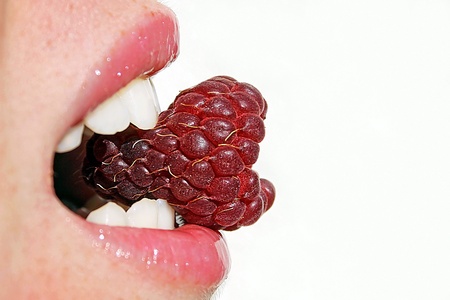 A delicious raspberry eatの写真素材