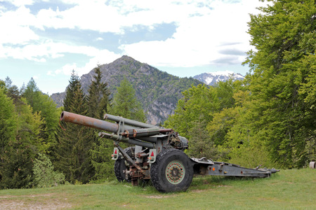 Italian cannon from World War 1 on the Passo Notaのeditorial素材