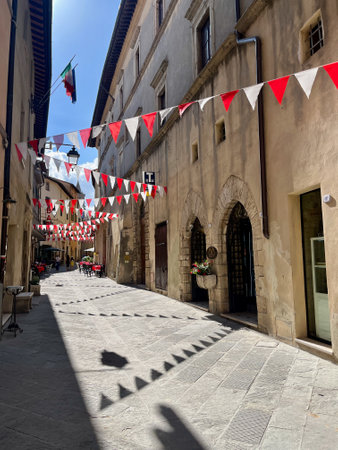 SARTEANO, ITALY - 7.08.2023: Shops and restaurants of Sarteano.のeditorial素材
