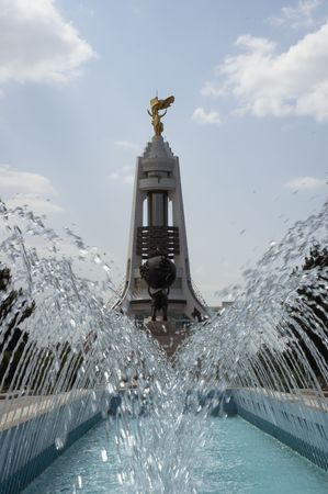 Arch of Neutrality monument with golden statue of Turkmen President Saparmurat Niyazov on the topの写真素材
