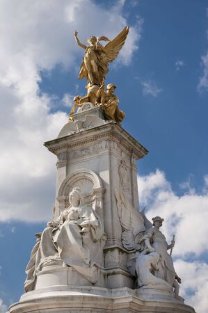 Queen Victoria Memorial  in front of Buckingham Palace, London, Englandの写真素材