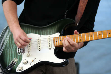 Electric guitare detail with guitarist's hand