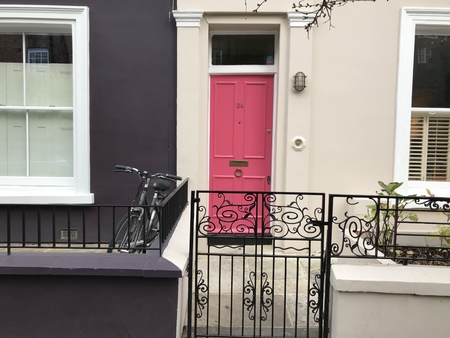 London, England - December 2017: Main facade of typical homes in the Notting Hill neighborhood, in the famous Portobello road. The entrance doors to the house, painted in different colorsのeditorial素材
